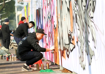 江南城區(qū)臨沅路上，涂鴉愛(ài)好者正在進(jìn)行街頭涂鴉藝術(shù)創(chuàng)作