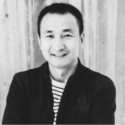 劉軍 中央美術(shù)學院藝術(shù)管理碩士、澳大利亞國立大學創(chuàng)新工商管理碩士、北京國際設(shè)計周藝術(shù)社區(qū)聯(lián)盟發(fā)起人和執(zhí)行委員會主任、藝術(shù)介入聯(lián)合創(chuàng)始人、全國九大重點美院千里之行“踐行”藝術(shù)計劃發(fā)起人、藝術(shù)北京博覽會“ART PARK”公共藝術(shù)板塊聯(lián)合發(fā)起人運營總監(jiān)。專注公共藝術(shù)項目的開發(fā)管理。